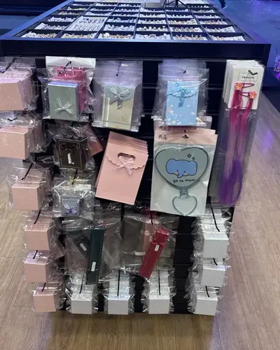 Expositor com presentes e acessórios no centro da loja