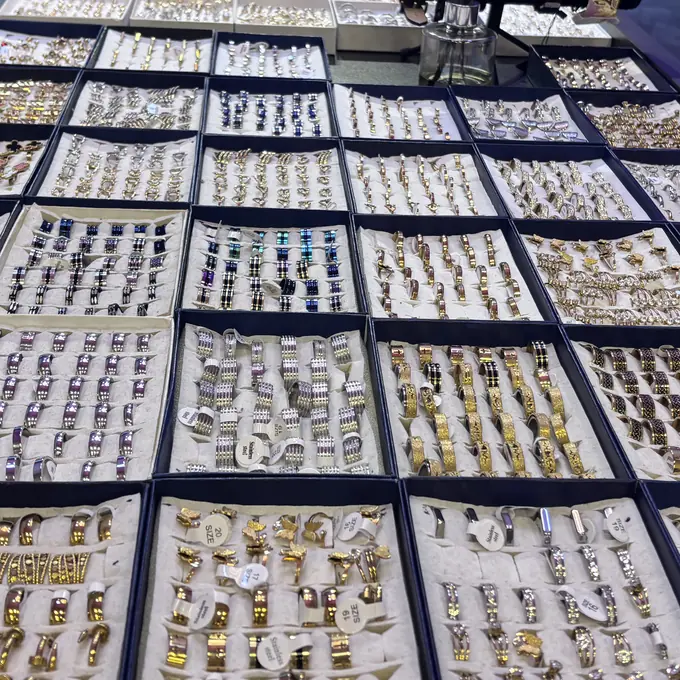 Anéis de aço inox dourados e prateados em caixas